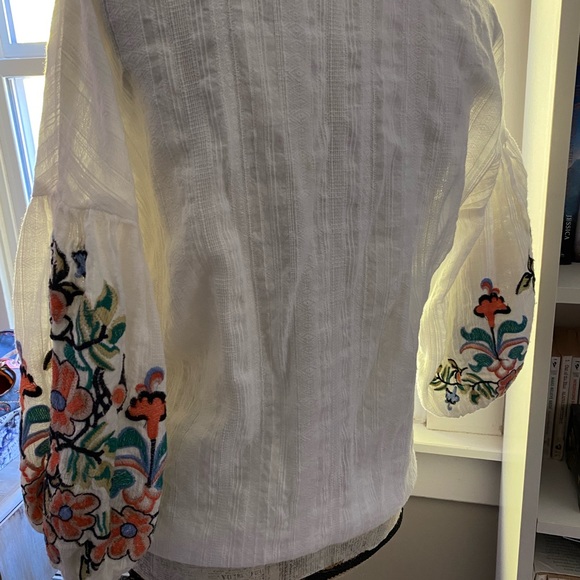 White blouse - Picture 3 of 6